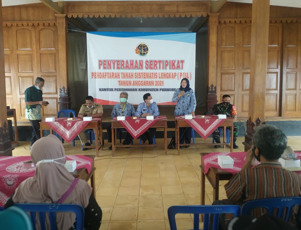 Penyerahan Sertifikat PTSL Desa Kemanukan