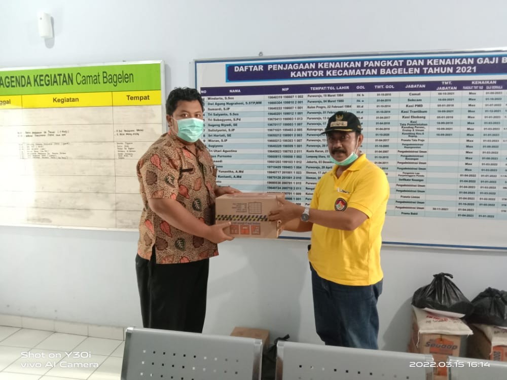 Penyerahan Bantuan Logistik Desa Kemanukan