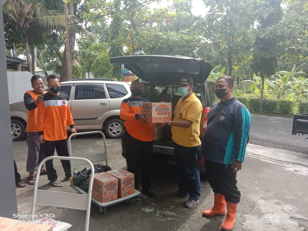 Pengambilan Bantuan untuk Warga Bencana Banjir 