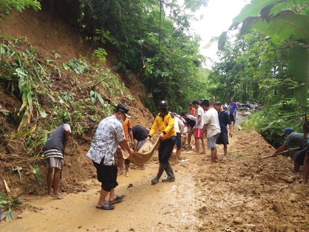 Gotong royong Pembersihan Tanah Longsor di Desa Hargorojo