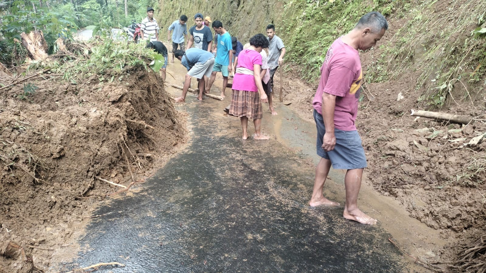 Gotong royong Pembersihan Tanah Longsor di Desa Durensari