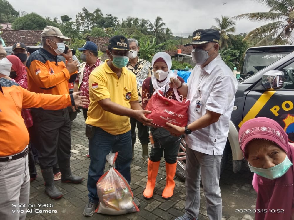 Penyerahan Bantuan dari Bupati Purworejo