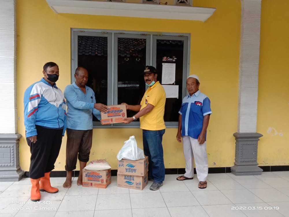 Pendistribusian Bantuan Bencana Banjir di Desa Dadirejo