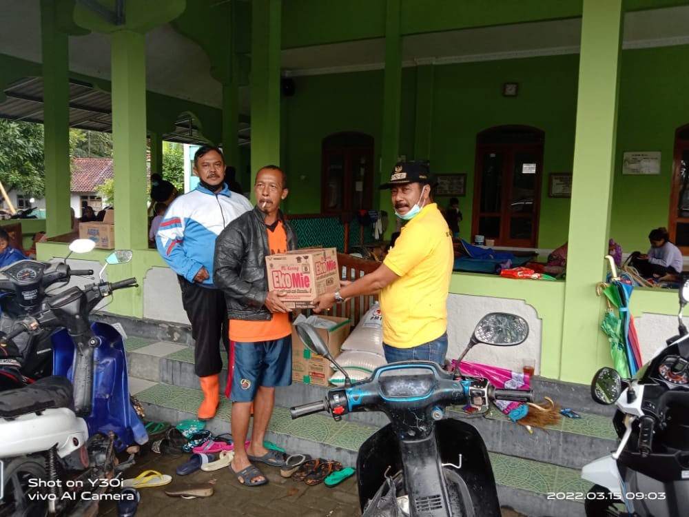 Pendistribusian Bantuan Bencana Banjir di Desa Bapangsari