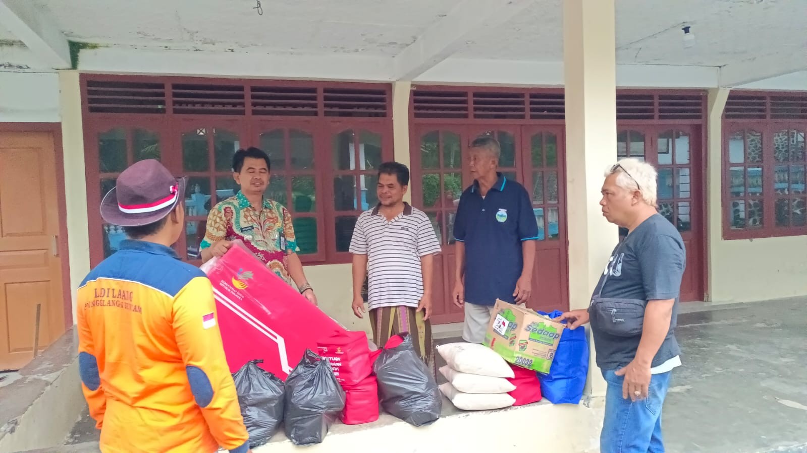 Penyalurasan Bantuan Korban Longsor di Desa Semagung