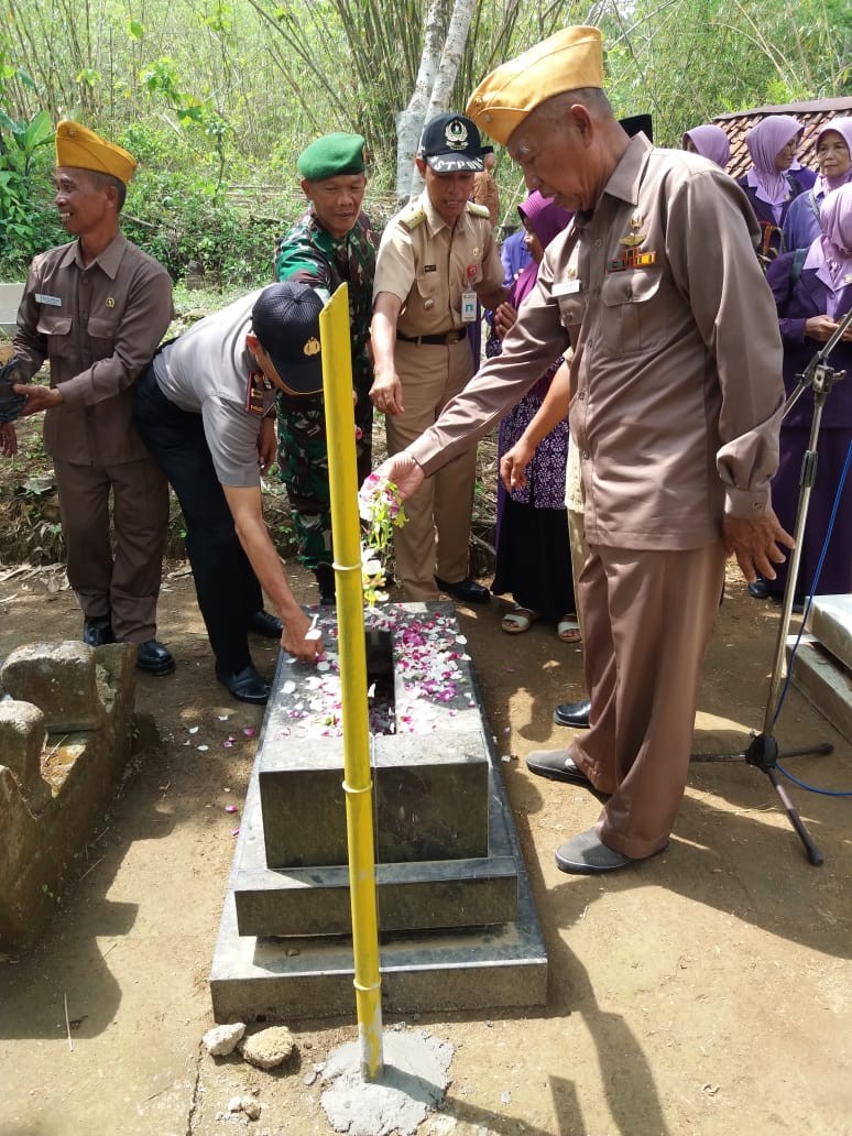 Upacara Pemasangan Bambu Runcing