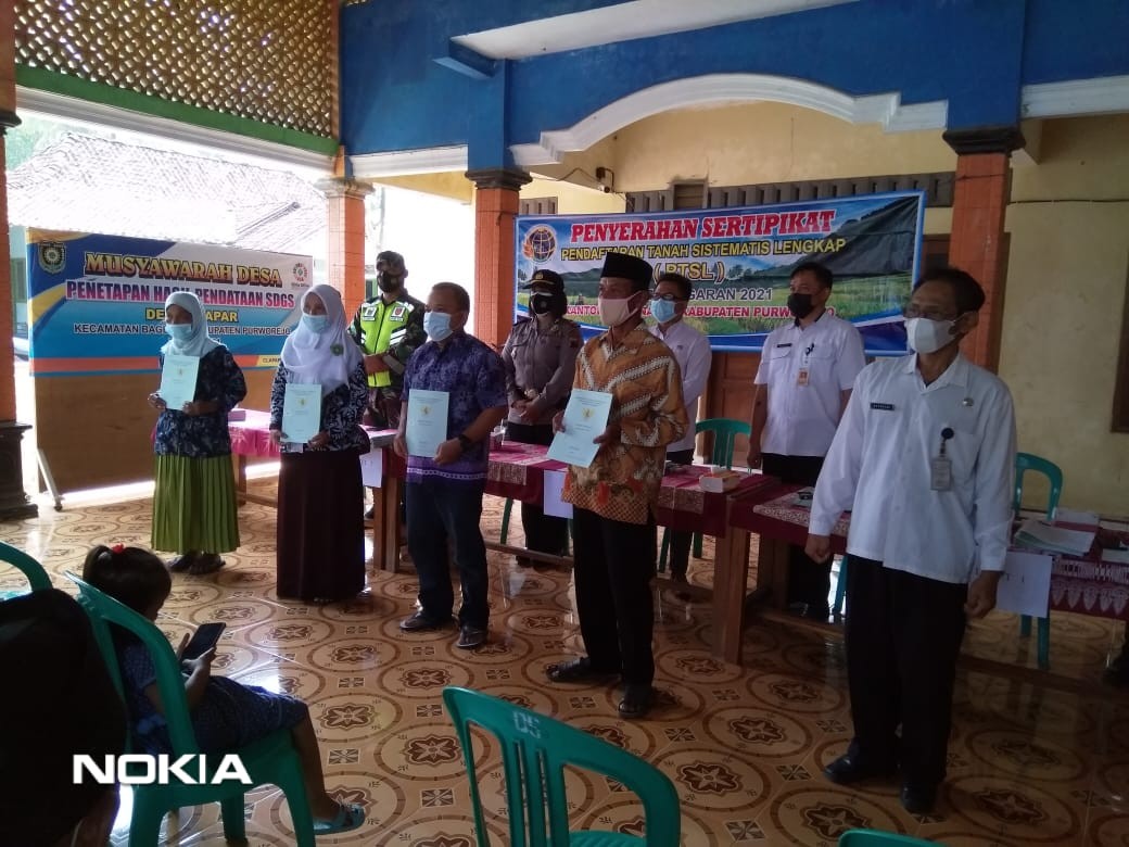 Penyerahan Sertifikat Tanah Program PTSL Desa Clapar