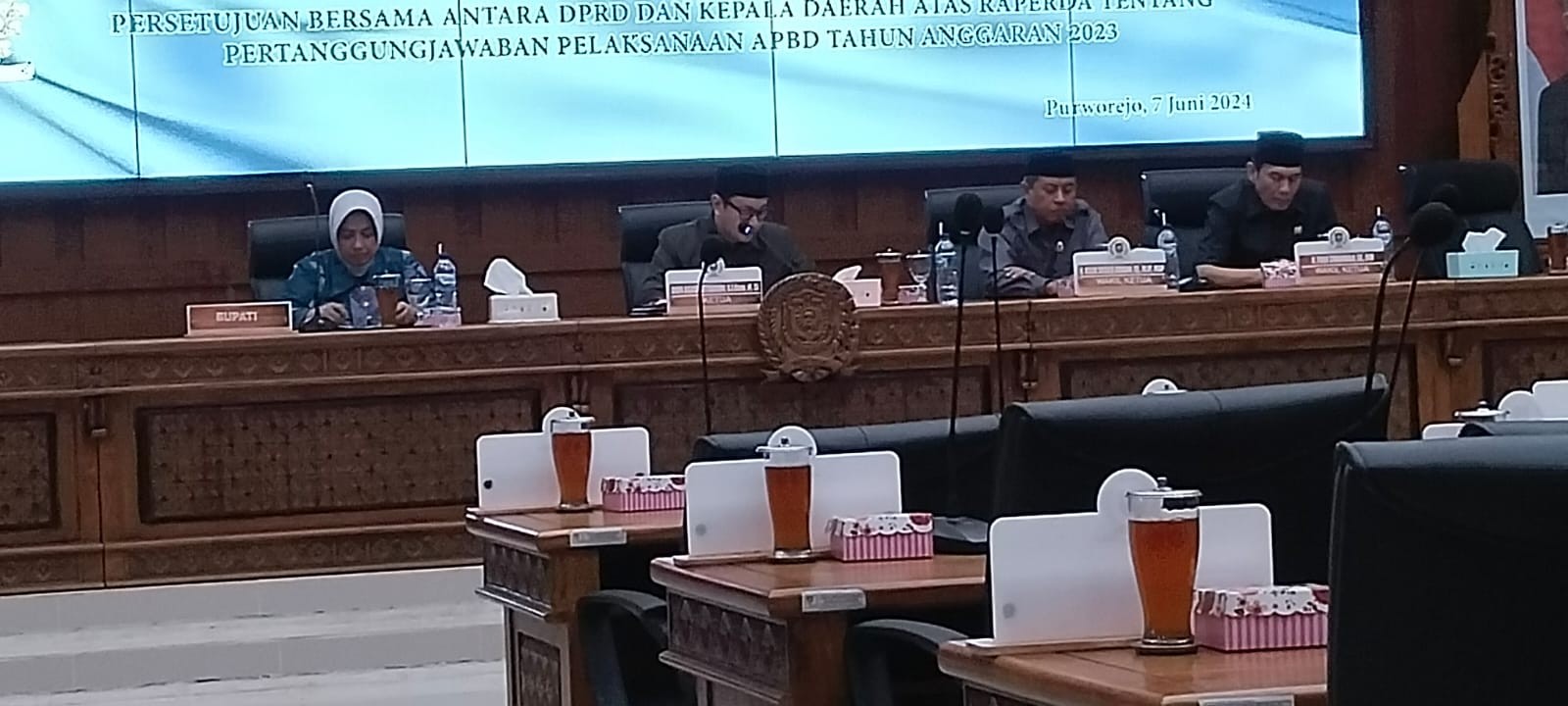 rapat_Paripurna_dprd_tentang_persutujuan_raperda_apbd.jpg