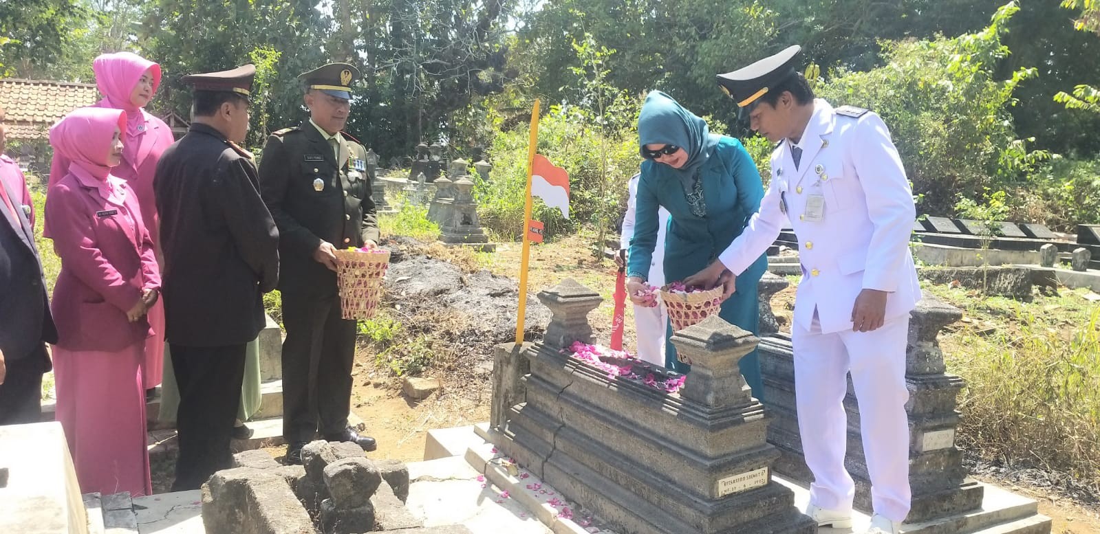 Camat Bagelen Bersama Forkopimcam dan Organisasi Istri Pejabat Berziarah ke Makam Pejuang Sastro Soewito